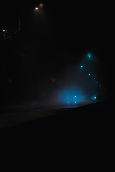Nocna Droga Mgle Reflektorami Samochodowymi — Zdjęcie stockowe