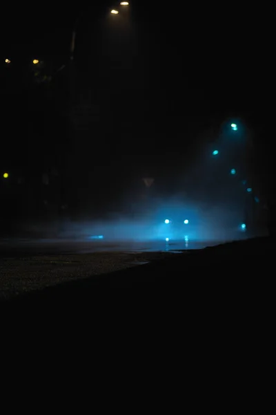 Estrada Noturna Nevoeiro Com Faróis Carro — Fotografia de Stock