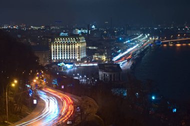 Gecenin ışıkları Kyiv, şehrin manzarası ve dinginci.