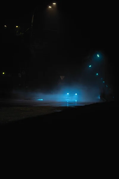 Carretera Nocturna Niebla Con Faros Coche —  Fotos de Stock