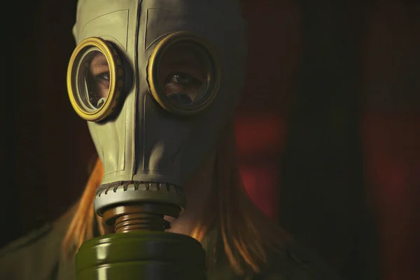 Chica Militar Una Máscara Gas Contra Radiación — Foto de Stock