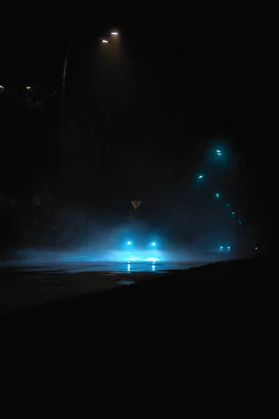 Strada Notturna Nella Nebbia Con Fari Auto — Foto Stock