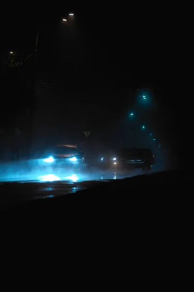 도로에서 자동차 전조등을 — 스톡 사진