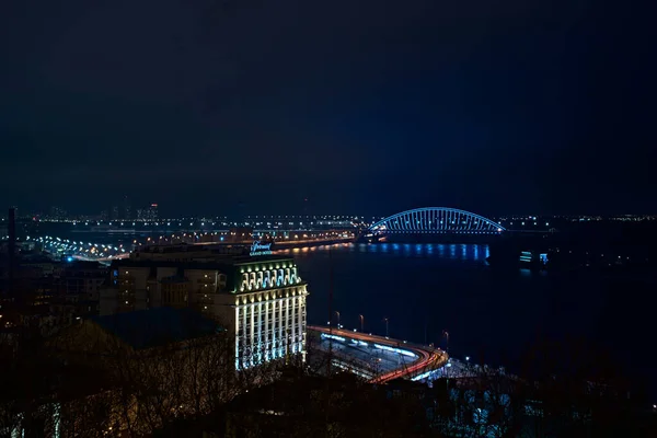 夜の光キエフ 街とドニエプルの景色 — ストック写真