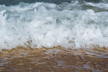 Beyaz köpüklü deniz dalgalı güzel bir arka plan. Deniz sörfü, kumsal.