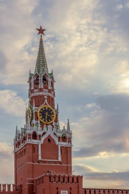 Moskova Kremlin 'in Spasskaya Kulesi. Saat kulesinin üst kısmı ve bulutlu gökyüzüne karşı bir yıldız.. 