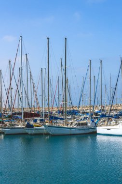 Marina limana park ediyor. Mavi gökyüzüne karşı güzel bir yat.