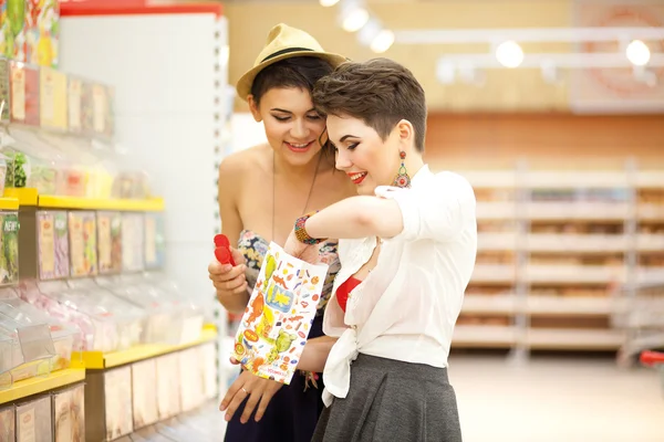 Meninas bonitas compras no supermercado — Fotografia de Stock