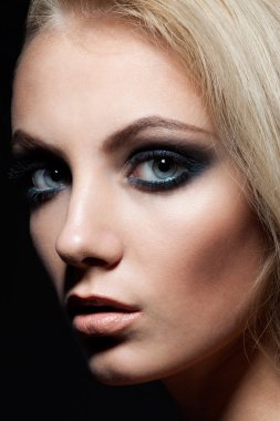 sarışın mavi gözlü