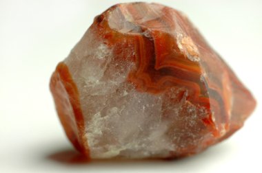 beyaz üzerine kırmızı agates