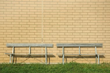 bir tuğla duvar iki banklar