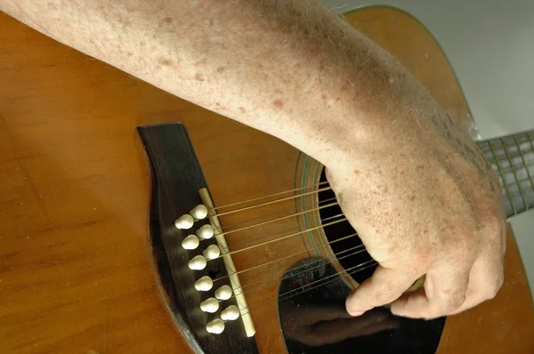 Mužské ruce kde se drnká kytara — Stock fotografie