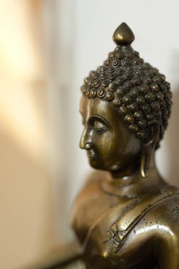 Yakın plan Antik Buda Heykeli Bulanık Arkaplan, Seçici Odaklanma.