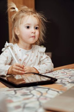 Küçük çocuk modern teknolojiyi öğrenmek ve eğlenmek için kullanıyor..