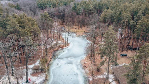 Dron fotózás az erdőben és fagyasztott folyó télen. — Stock Fotó