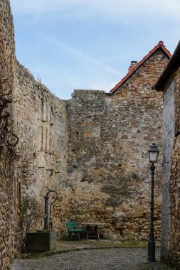 Eski Freinsheim, Rhineland-Palatinate, Almanya 'daki tarihi şehir duvarının ortasındaki kaldırım taşı sokakta.