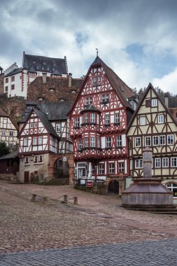 Miltenberg, Unterfranken, Bavyera, Almanya - 16 Ocak 2019. Yarım keresteli evler ve Mildenburg manzaralı bir pazar yeri..