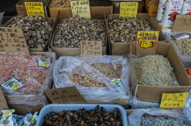 Çin Mahallesi, Manhattan, New York, ABD - 4 Nisan 2013. Çin Mahallesi 'ndeki bir dükkanın önünde kurutulmuş balık ve mantar satılıyor.