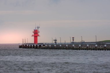 Brunsbuettel 'deki deniz feneri Almanya' nın kuzeyinde Schleswig-Holstein