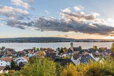 Almanya 'nın Baden-Wuerttemberg şehrindeki Reichenau Adası' na doğru Allenbach am Bodensee 'ye bakın.
