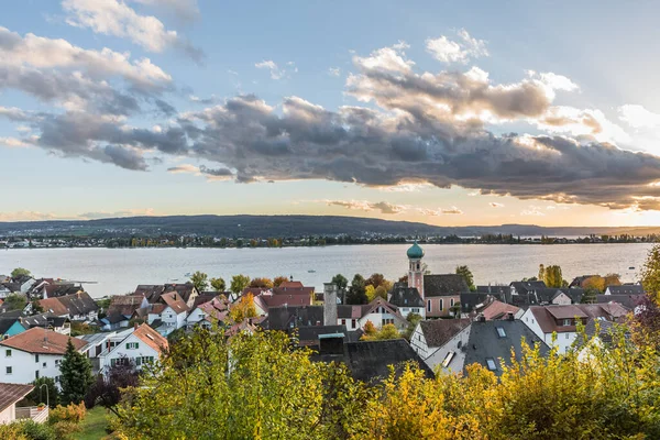 Almanya 'nın Baden-Wuerttemberg şehrindeki Reichenau Adası' na doğru Allenbach am Bodensee 'ye bakın.