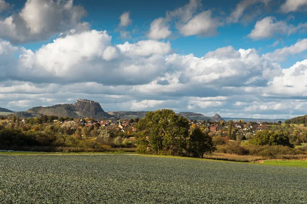 Hohentwiel ve Hohenkraehen, Rielasingen-Worblingen, Konstanz, Baden-Wuerttemberg, Almanya