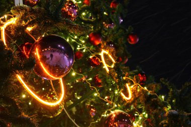 Noel ağacında çok renkli toplar ve çelenkler