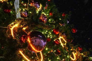 Noel ağacında çok renkli toplar ve çelenkler