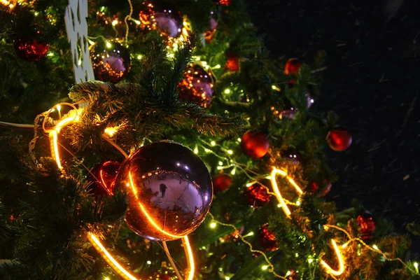 Noel ağacında çok renkli toplar ve çelenkler