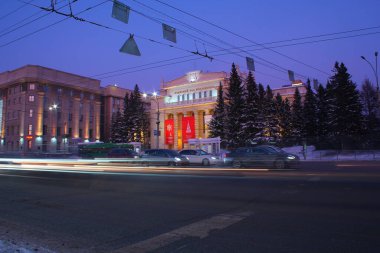  Geceleyin Novosibirsk Filarmoni Orkestrası ve araba farları