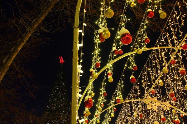 Kırmızı ve sarı toplardan yapılmış Noel kemeri