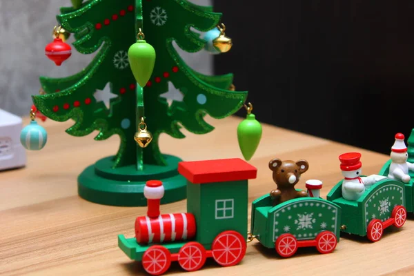 Küçük bir oyuncak Noel ağacı ve vagonlu bir tren.