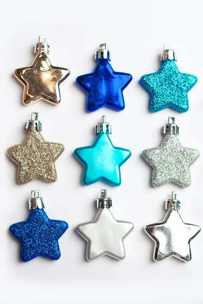 Mavi, beyaz, gümüş Noel ağacı oyuncakları, sıralara dizilmiş 