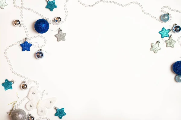 Decoraciones Navideñas Forma Marco Sobre Fondo Blanco Estrellas Azules Brillantes — Foto de Stock