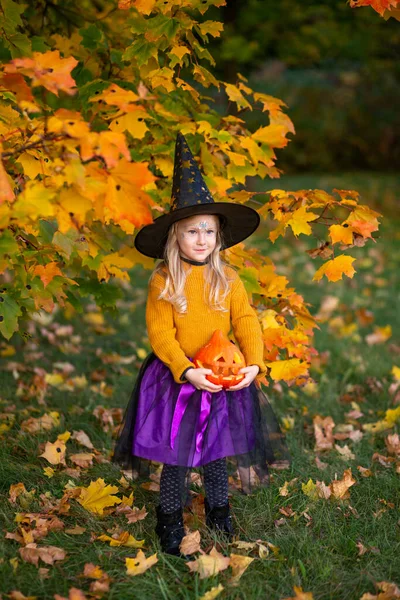 Éves Lány Öltözött Boszorkány Egy Tök Gyermek Öröm Halloween Jelmezek — Stock Fotó