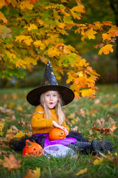 Ragazza Anni Vestita Strega Con Una Zucca Gioia Del Bambino — Foto Stock