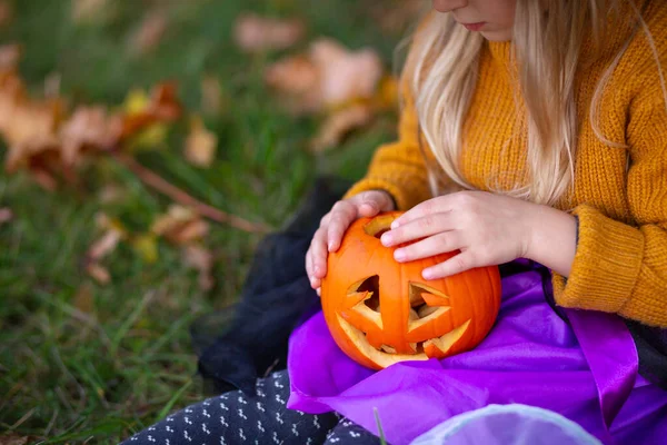 Éves Lány Öltözött Boszorkány Egy Tök Gyermek Öröm Halloween Jelmezek — Stock Fotó