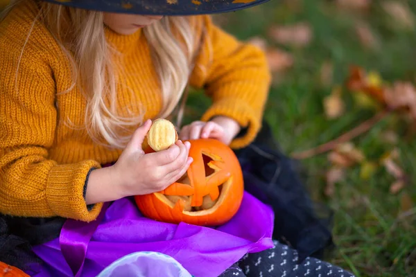 Ragazza Anni Vestita Strega Con Una Zucca Gioia Del Bambino — Foto Stock