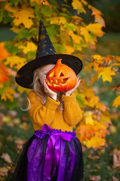 Niña Años Vestida Como Una Bruja Con Una Calabaza Alegría —  Fotos de Stock