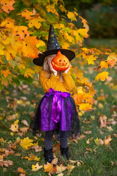 Ragazza Anni Vestita Strega Con Una Zucca Gioia Del Bambino — Foto Stock