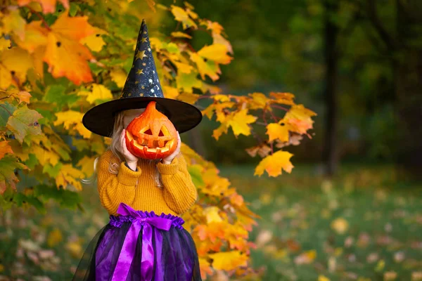 Ragazza Anni Vestita Strega Con Una Zucca Gioia Del Bambino — Foto Stock