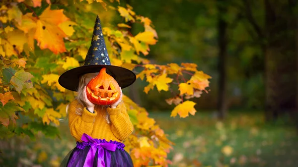 Niña Años Vestida Como Una Bruja Con Una Calabaza Alegría —  Fotos de Stock