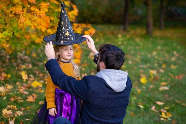 Ragazza Anni Vestita Strega Con Una Zucca Gioia Del Bambino — Foto Stock