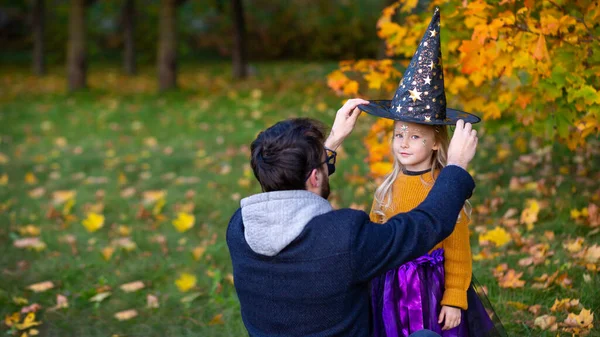 Éves Lány Öltözött Boszorkány Egy Tök Gyermek Öröm Halloween Jelmezek — Stock Fotó