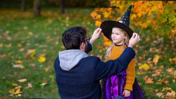 Ragazza Anni Vestita Strega Con Una Zucca Gioia Del Bambino — Foto Stock