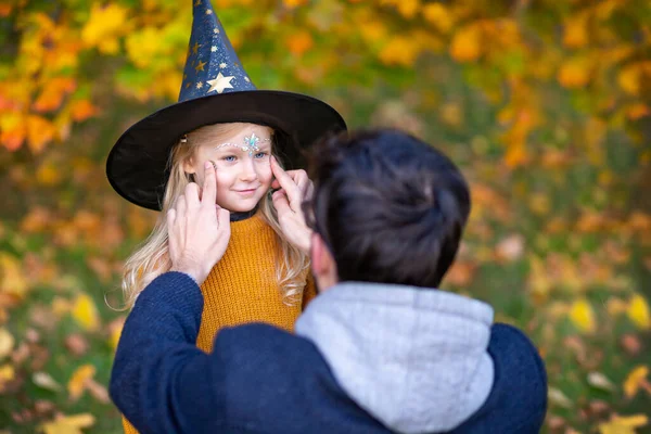 Éves Lány Öltözött Boszorkány Egy Tök Gyermek Öröm Halloween Jelmezek — Stock Fotó