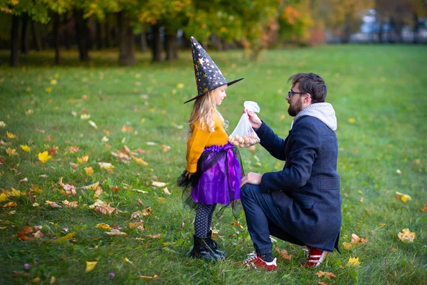 Ragazza Anni Vestita Strega Con Una Zucca Gioia Del Bambino — Foto Stock