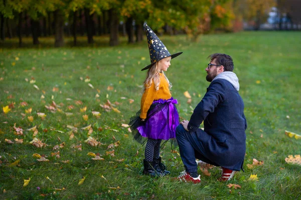 Ragazza Anni Vestita Strega Con Una Zucca Gioia Del Bambino — Foto Stock