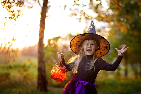 Una Bambina Anni Vestita Strega Cappello Strega Una Torcia Forma — Foto Stock