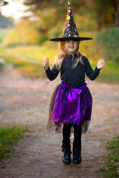 Una Bambina Anni Vestita Strega Cappello Strega Una Torcia Forma — Foto Stock